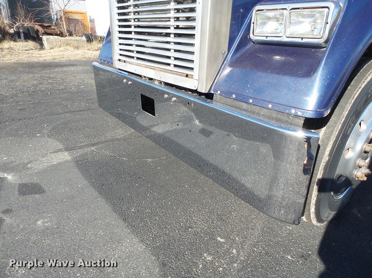 image for item DD2380 2001 Freightliner Classic semi truck