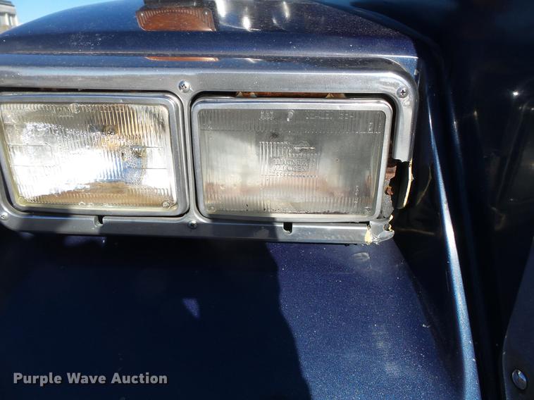 image for item DD2380 2001 Freightliner Classic semi truck