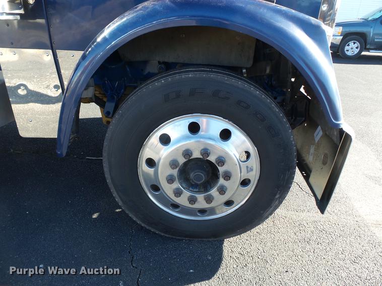 image for item DD2380 2001 Freightliner Classic semi truck