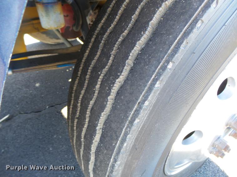 image for item DD2380 2001 Freightliner Classic semi truck