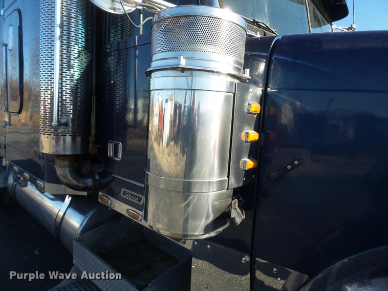 image for item DD2380 2001 Freightliner Classic semi truck