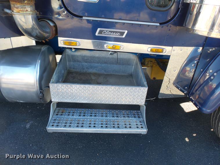 image for item DD2380 2001 Freightliner Classic semi truck