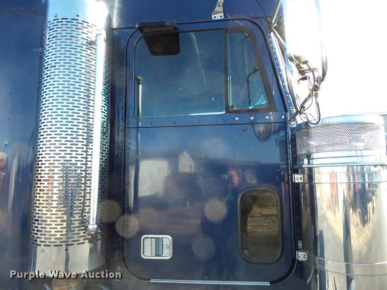 image for item DD2380 2001 Freightliner Classic semi truck