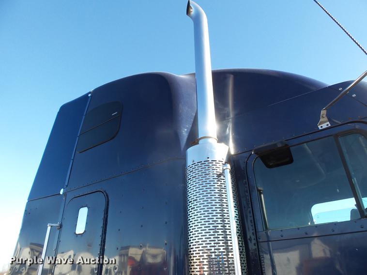 image for item DD2380 2001 Freightliner Classic semi truck