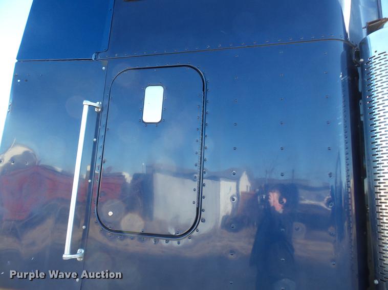 image for item DD2380 2001 Freightliner Classic semi truck