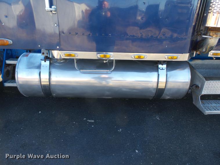 image for item DD2380 2001 Freightliner Classic semi truck