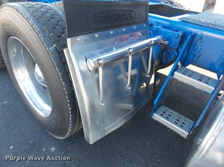 image for item DD2380 2001 Freightliner Classic semi truck