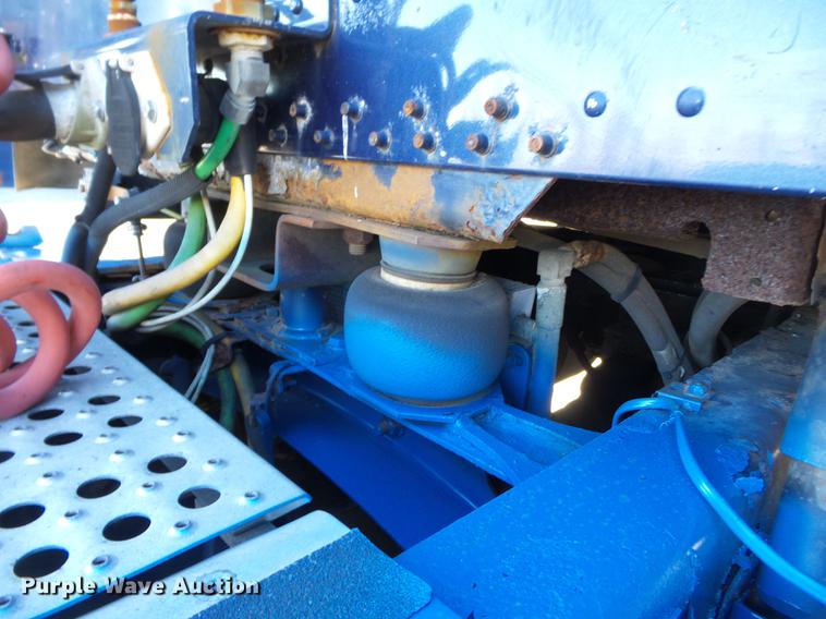 image for item DD2380 2001 Freightliner Classic semi truck