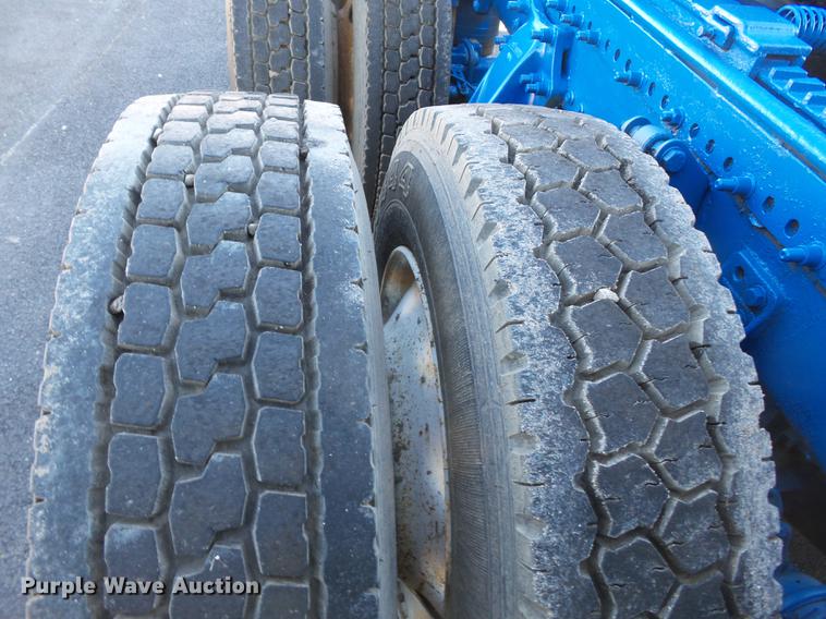 image for item DD2380 2001 Freightliner Classic semi truck