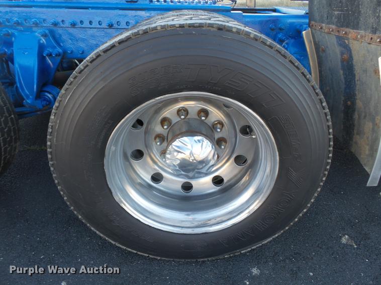 image for item DD2380 2001 Freightliner Classic semi truck