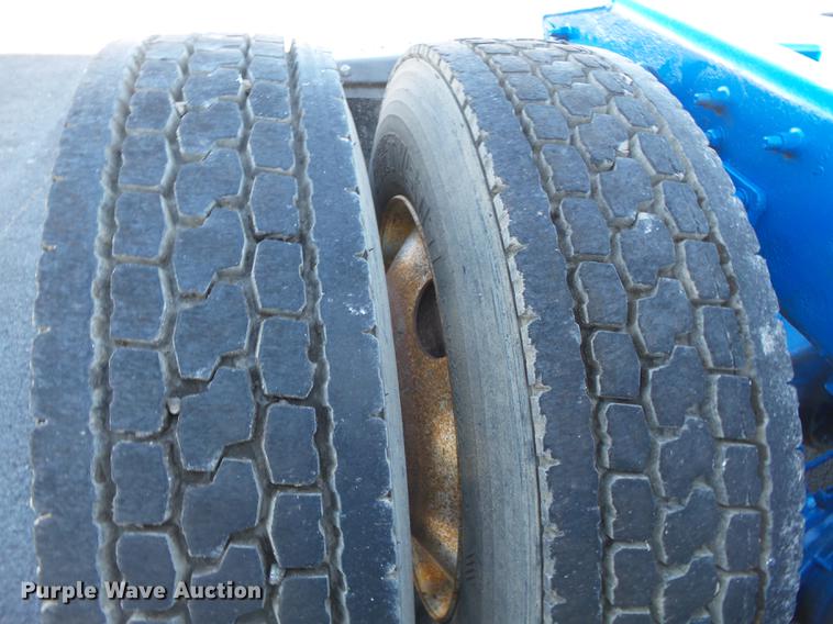 image for item DD2380 2001 Freightliner Classic semi truck