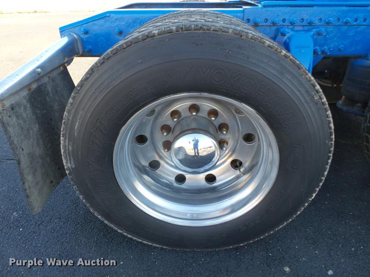 image for item DD2380 2001 Freightliner Classic semi truck