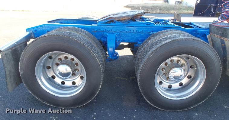 image for item DD2380 2001 Freightliner Classic semi truck