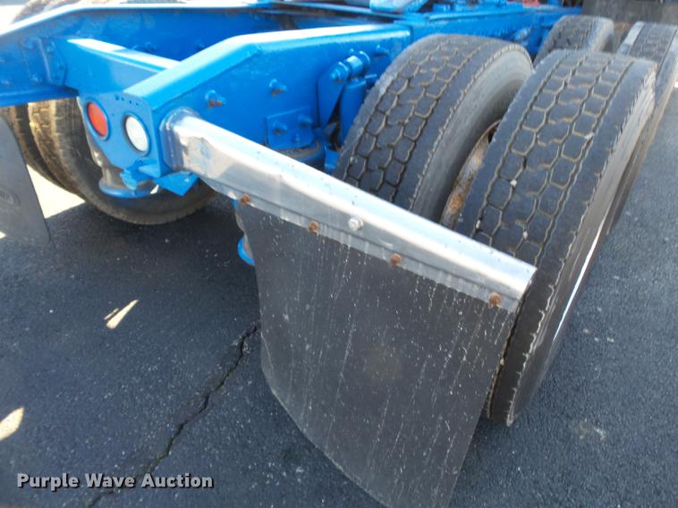 image for item DD2380 2001 Freightliner Classic semi truck