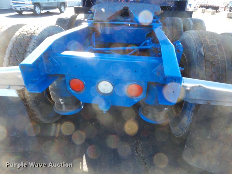 image for item DD2380 2001 Freightliner Classic semi truck