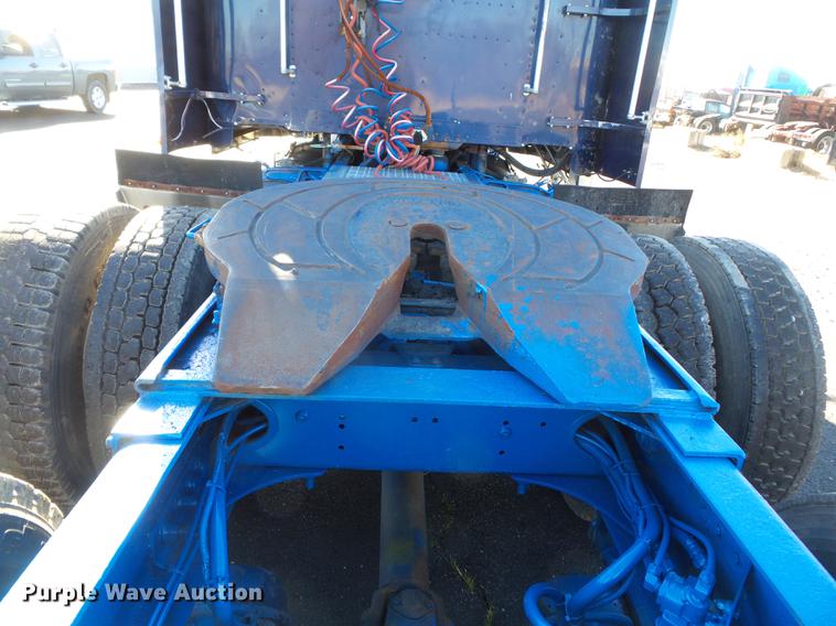 image for item DD2380 2001 Freightliner Classic semi truck