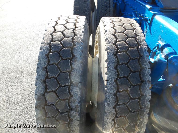 image for item DD2380 2001 Freightliner Classic semi truck