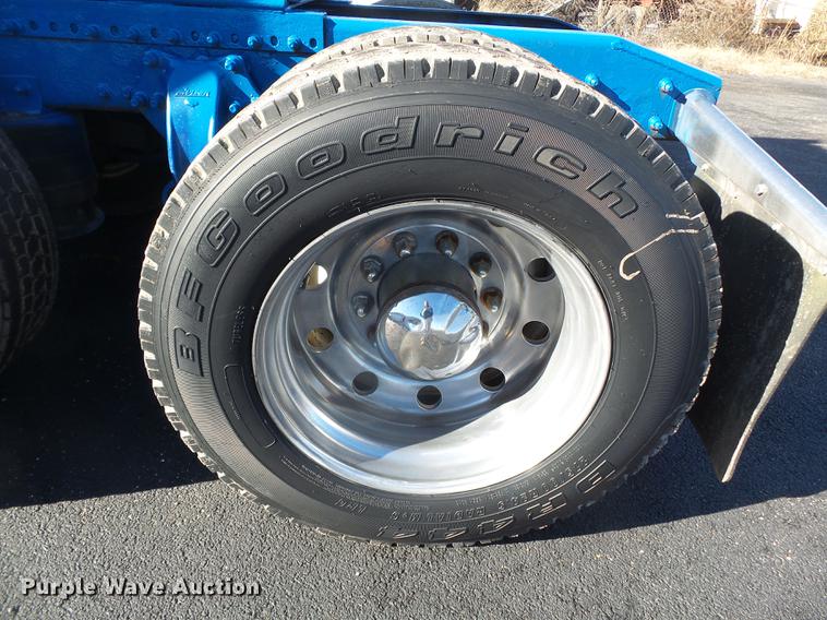 image for item DD2380 2001 Freightliner Classic semi truck