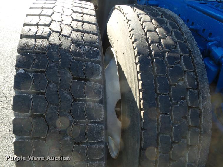 image for item DD2380 2001 Freightliner Classic semi truck