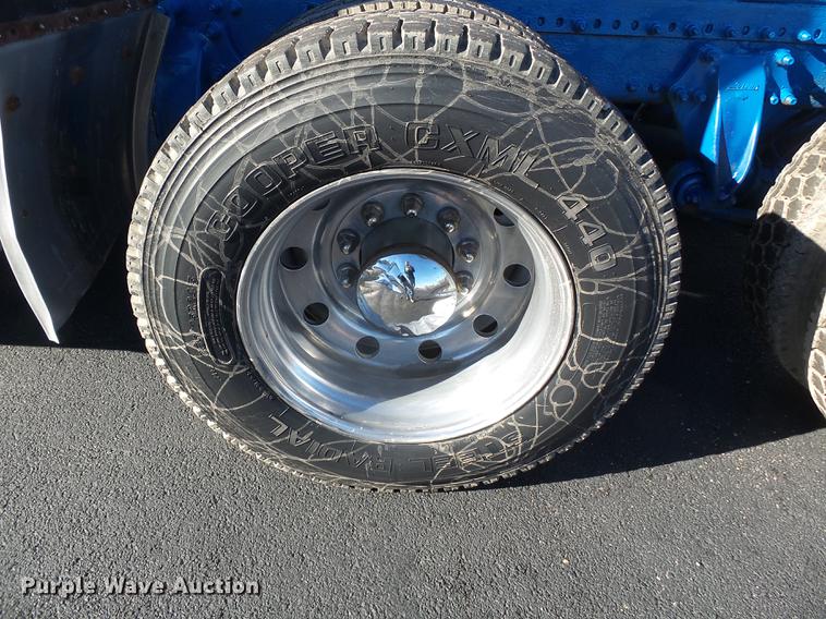 image for item DD2380 2001 Freightliner Classic semi truck