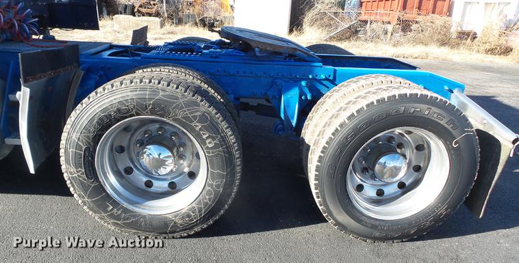 image for item DD2380 2001 Freightliner Classic semi truck