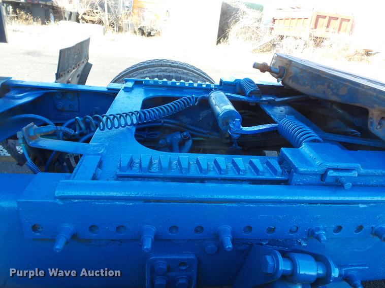 image for item DD2380 2001 Freightliner Classic semi truck