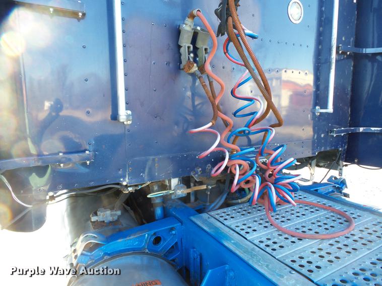 image for item DD2380 2001 Freightliner Classic semi truck