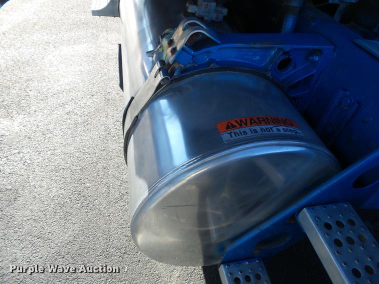 image for item DD2380 2001 Freightliner Classic semi truck