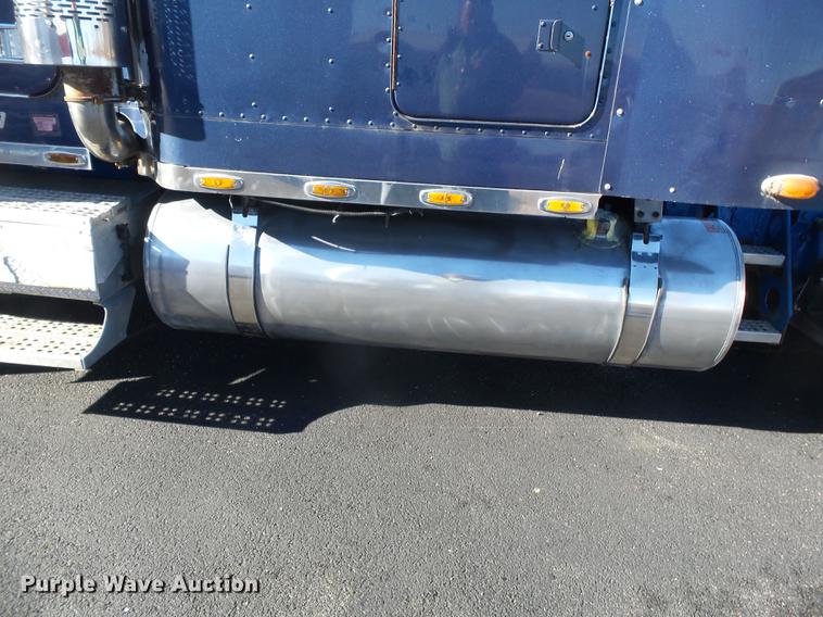 image for item DD2380 2001 Freightliner Classic semi truck