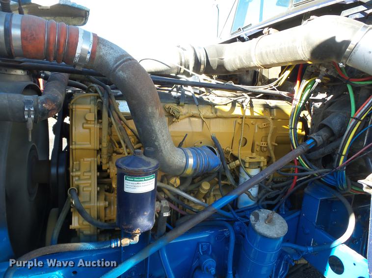 image for item DD2380 2001 Freightliner Classic semi truck