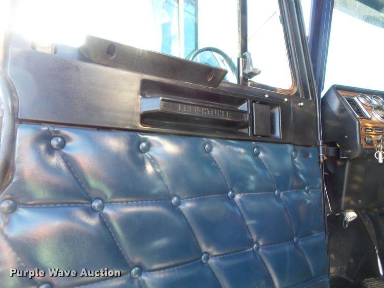 image for item DD2380 2001 Freightliner Classic semi truck