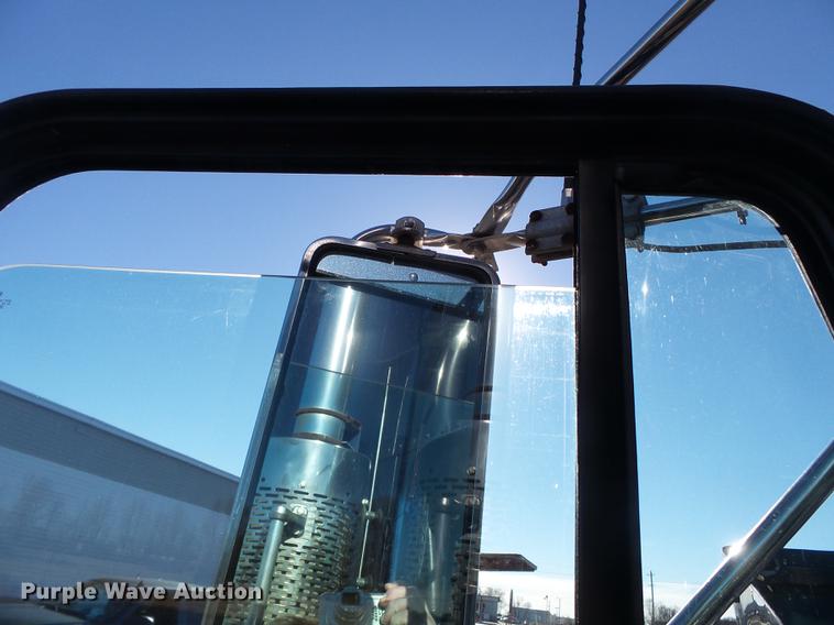 image for item DD2380 2001 Freightliner Classic semi truck