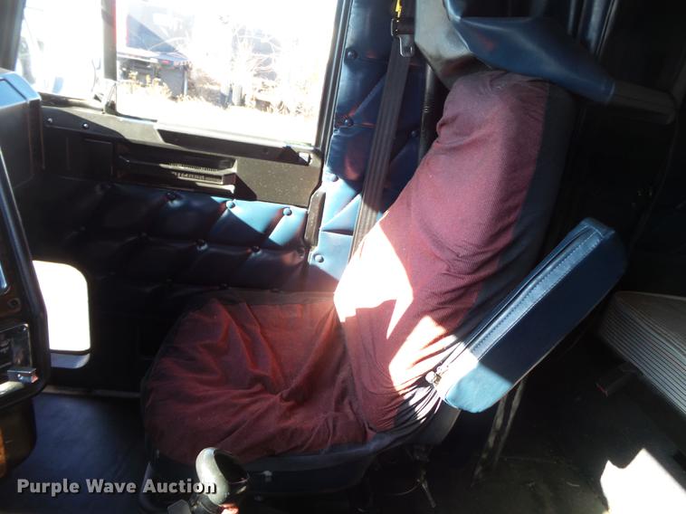 image for item DD2380 2001 Freightliner Classic semi truck