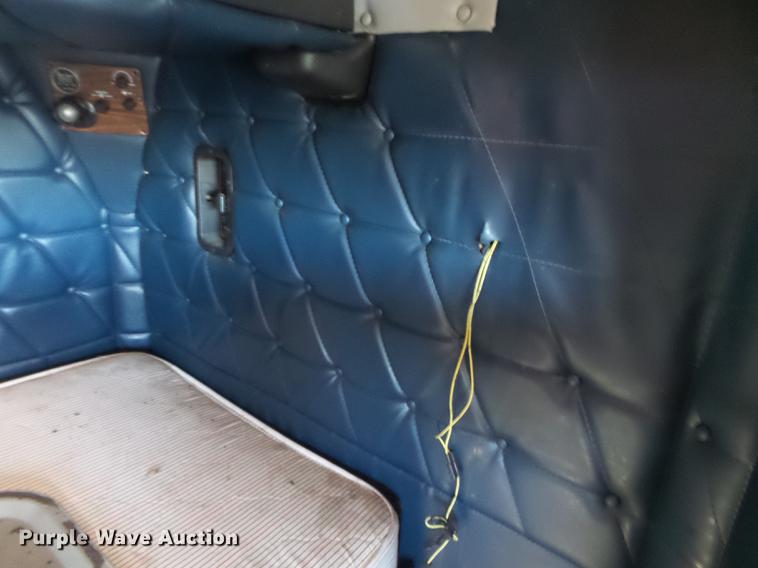 image for item DD2380 2001 Freightliner Classic semi truck