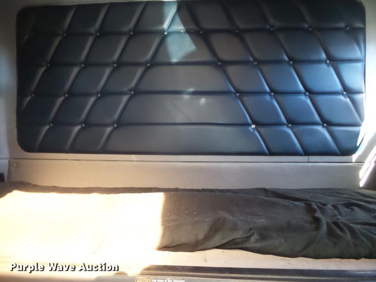 image for item DD2380 2001 Freightliner Classic semi truck