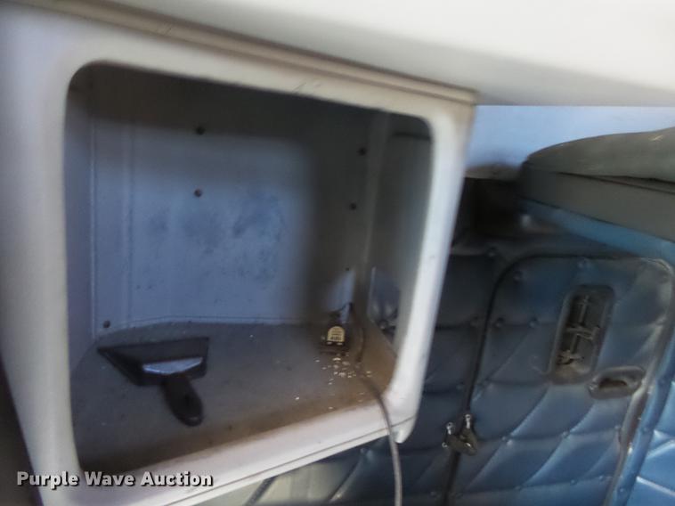 image for item DD2380 2001 Freightliner Classic semi truck