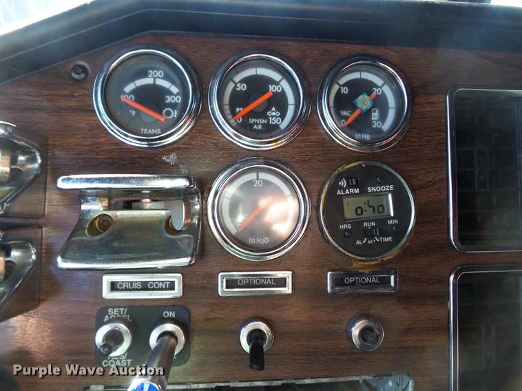 image for item DD2380 2001 Freightliner Classic semi truck