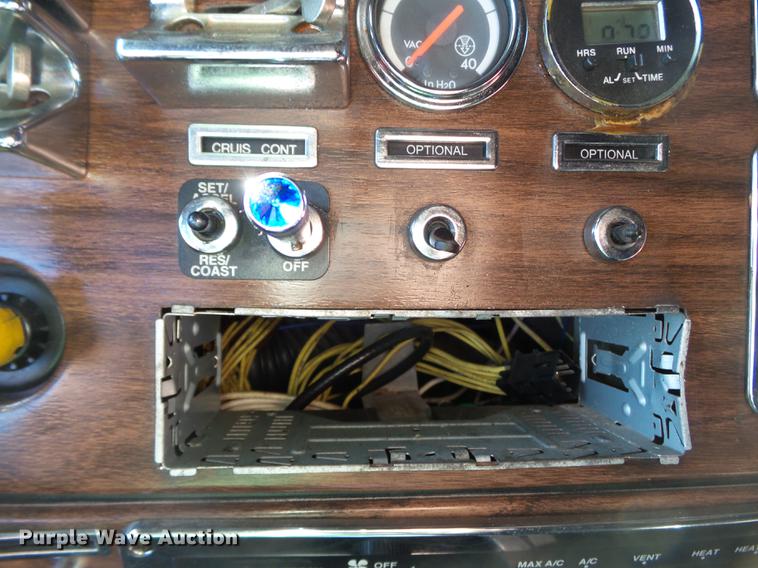 image for item DD2380 2001 Freightliner Classic semi truck