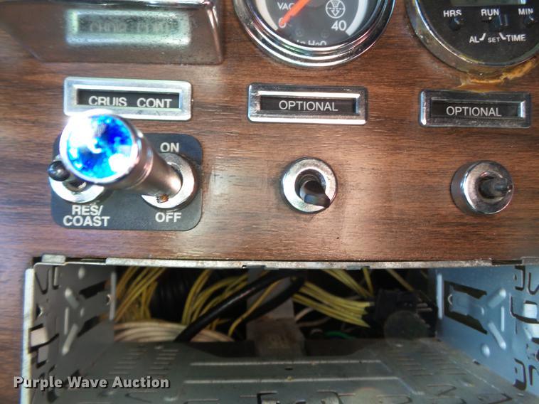 image for item DD2380 2001 Freightliner Classic semi truck