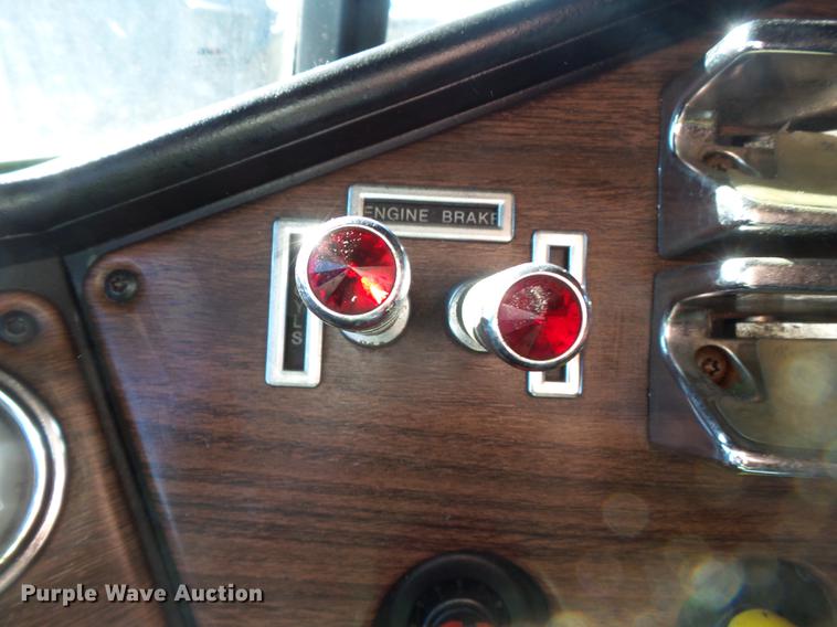 image for item DD2380 2001 Freightliner Classic semi truck