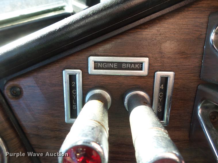 image for item DD2380 2001 Freightliner Classic semi truck