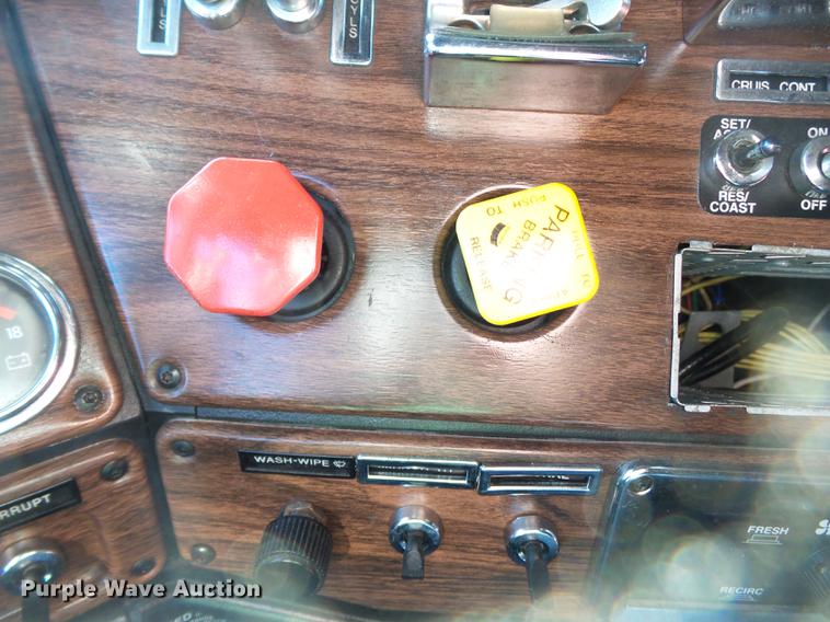 image for item DD2380 2001 Freightliner Classic semi truck