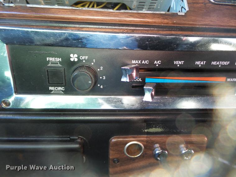 image for item DD2380 2001 Freightliner Classic semi truck