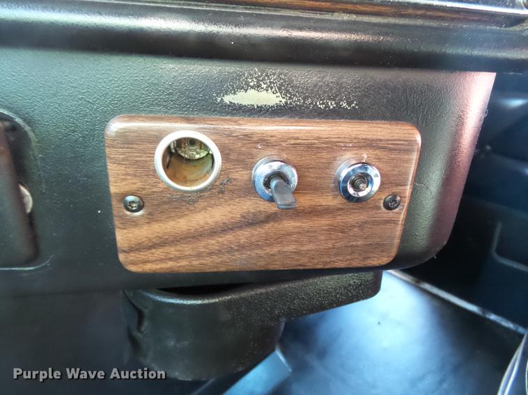 image for item DD2380 2001 Freightliner Classic semi truck