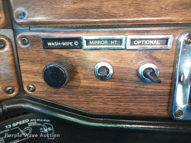 image for item DD2380 2001 Freightliner Classic semi truck