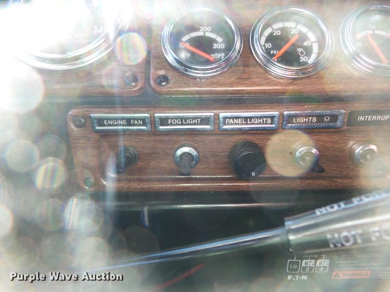 image for item DD2380 2001 Freightliner Classic semi truck