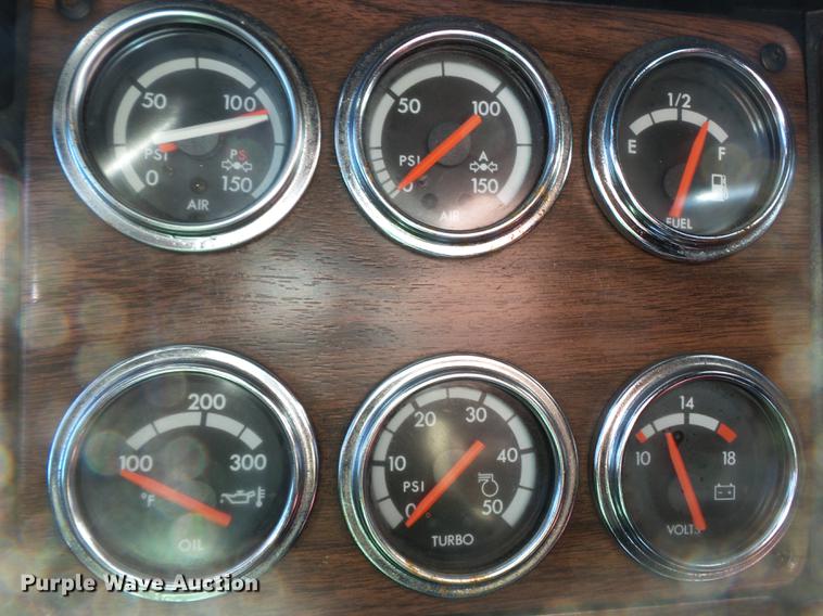 image for item DD2380 2001 Freightliner Classic semi truck