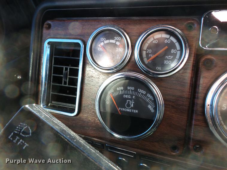 image for item DD2380 2001 Freightliner Classic semi truck