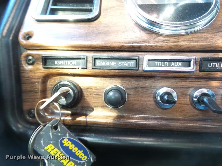 image for item DD2380 2001 Freightliner Classic semi truck