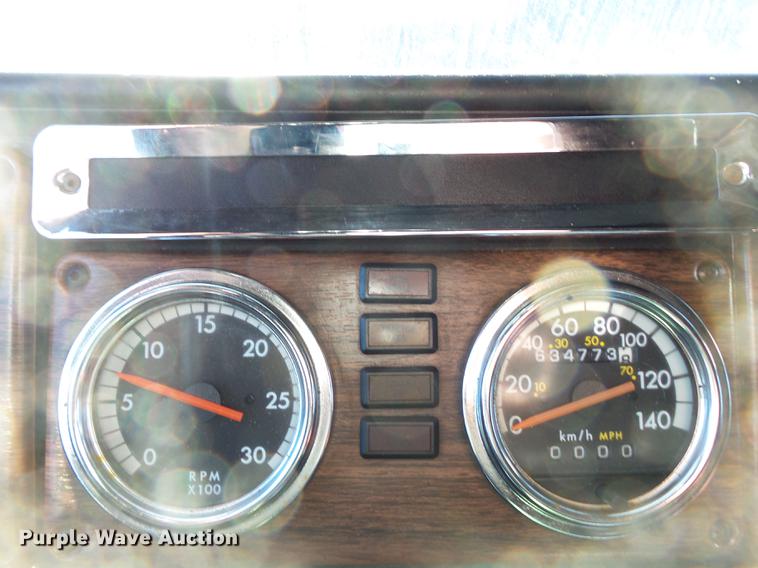 image for item DD2380 2001 Freightliner Classic semi truck